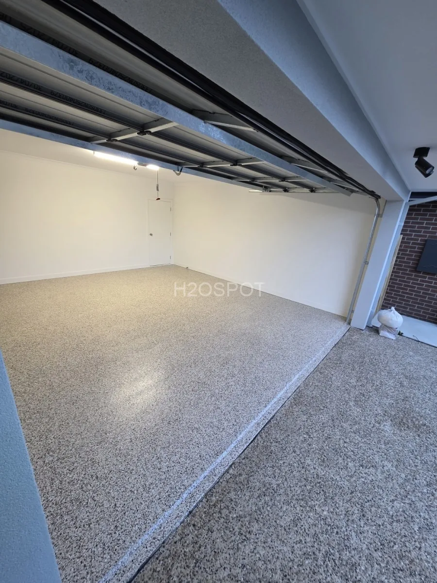 Flake epoxy alfresco, Clyde North