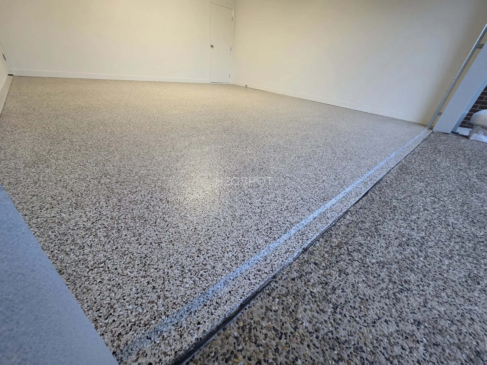 Flake epoxy floor by H2O Spot